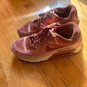 Nike Air Max 90 LX in dusty peach + beige